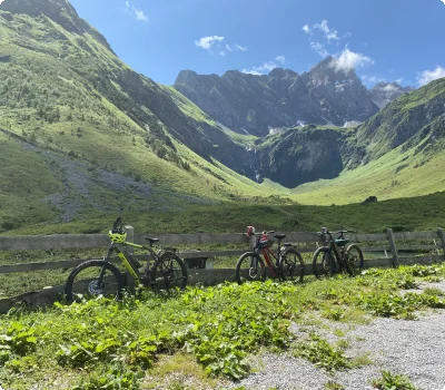 mountainbikes_baumgart_alm_bach_lechtal_3840.jpg